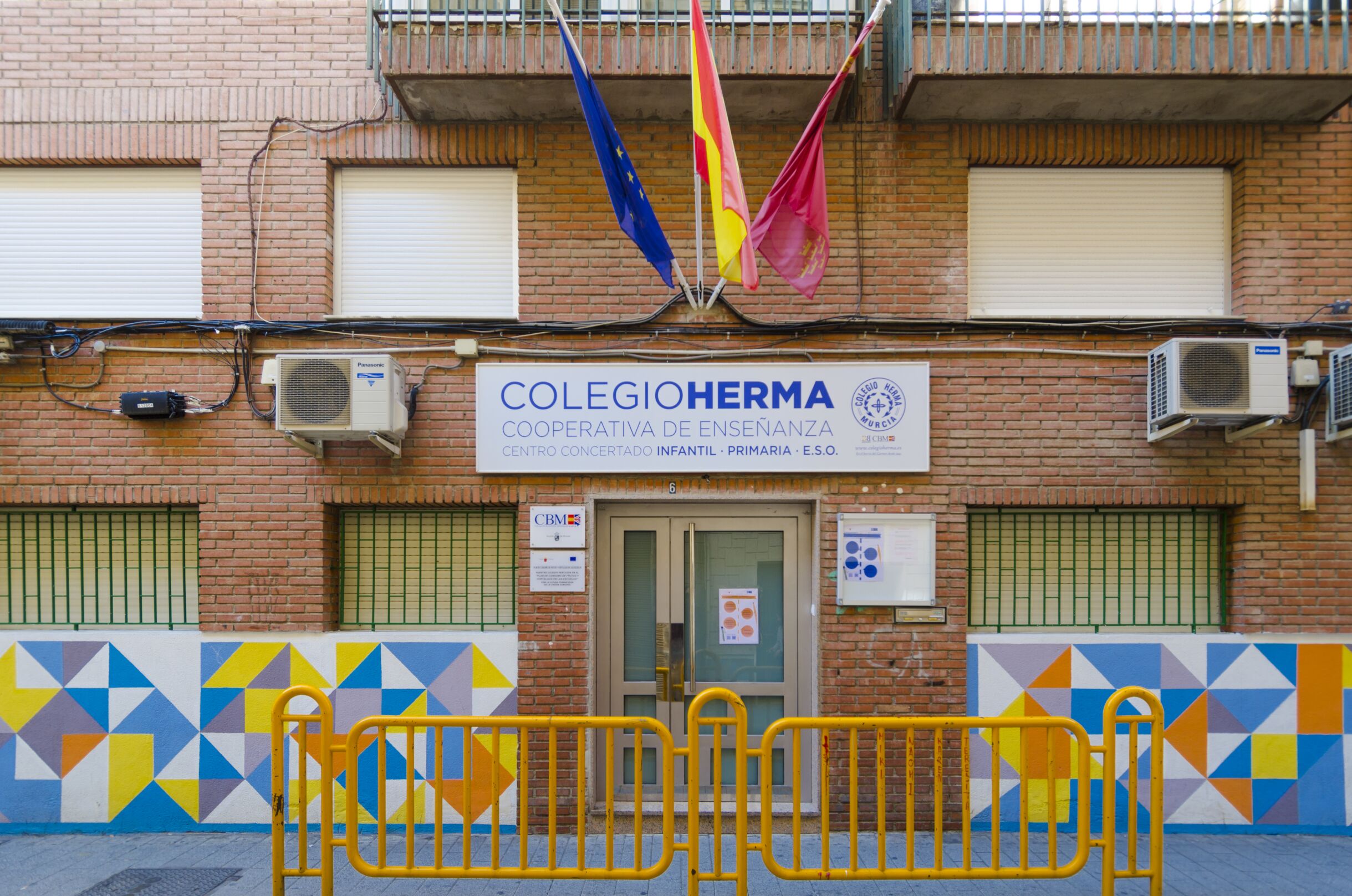 Entrada del Colegio Herma en Murcia